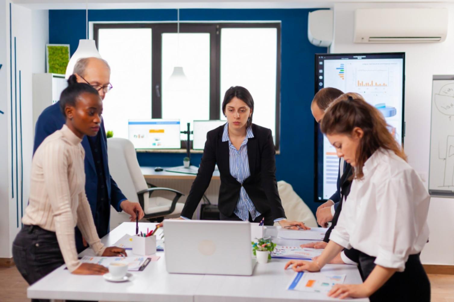 Profesionales colaborando en análisis financiero